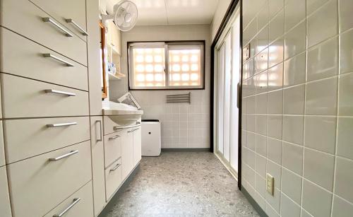 石垣岛ポンツーン的一间带水槽和窗户的小浴室