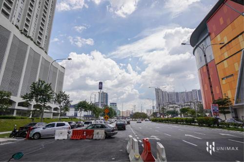 吉隆坡UNA Sunway Velocity Kuala Lumpur by Unimax的一条城市街道,有汽车停在停车场
