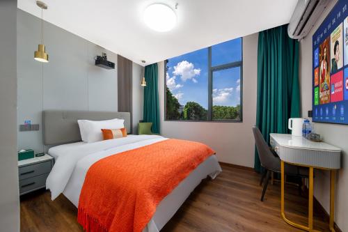 广州广州雅舍国际公寓(琶州会展中心店)的一间卧室配有一张床、一张书桌和一个窗户。