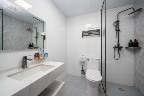 广州广州雅舍国际公寓(琶州会展中心店)的一间带水槽、卫生间和淋浴的浴室