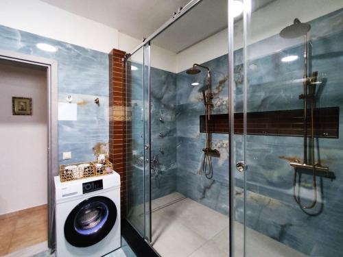 皮特斯迪亚Villa Elia的带淋浴和洗衣机的浴室