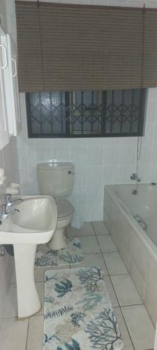 马盖特Juanita 105 - 8 Sleeper的浴室配有卫生间、盥洗盆和浴缸。