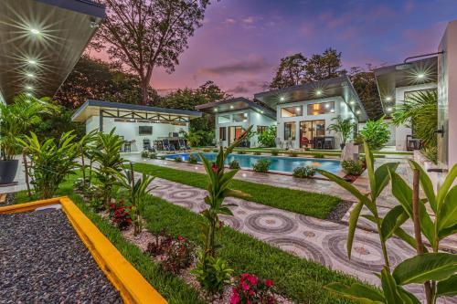 乌维塔Shalom Chamo Villas的一个带游泳池和花园的度假屋