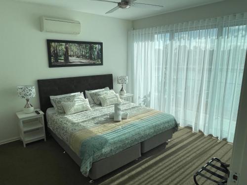 米尔迪拉Clearview Waters - 4 King bedrooms, 3 bathrooms & views的一间卧室设有一张床和一个大窗户