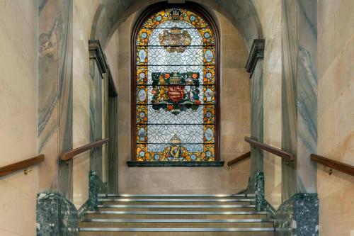 利物浦Aloft Liverpool的一座带彩色玻璃窗的建筑中的楼梯
