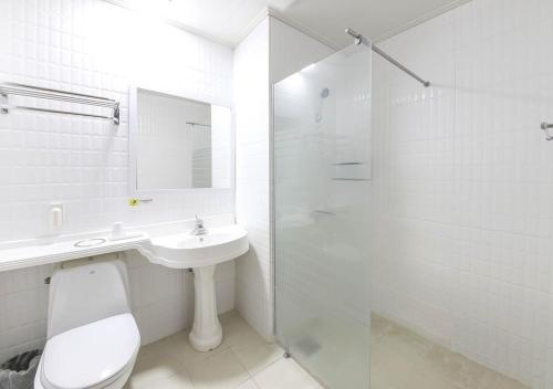 济州市济州公园畔旅游酒店的浴室配有卫生间、盥洗盆和淋浴。