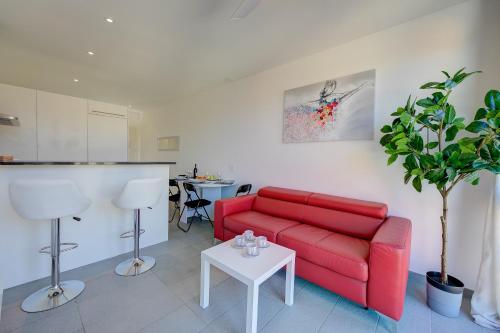 门德里西奥Residenza Castello - Happy Rentals的客厅配有红色的沙发和桌子