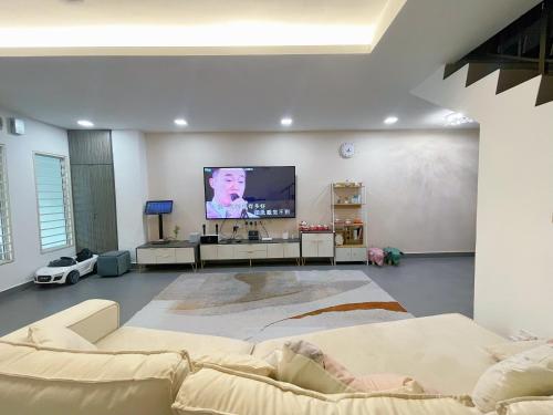 蕉赖Double storey and half 4r3b karaoke lami的带沙发和平面电视的客厅