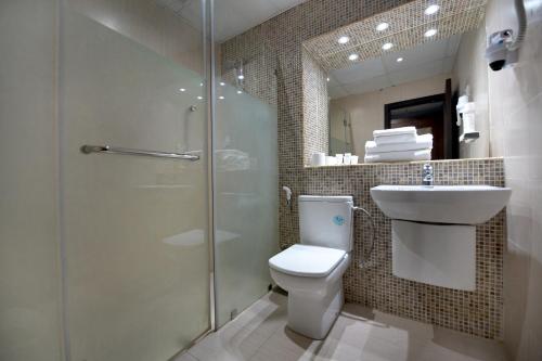 科威特科威特卡尔顿塔酒店的带淋浴、卫生间和盥洗盆的浴室