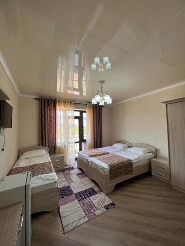 博斯特里Гостевой дом RAZAM的一间卧室配有两张床和吊灯。