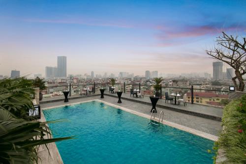 河内Sen Grand Hotel & Spa managed by Sen Group的建筑物屋顶上的游泳池