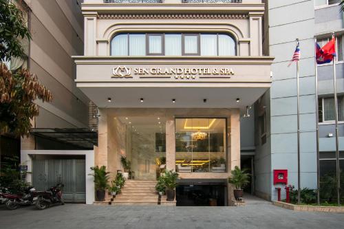 河内Sen Grand Hotel & Spa managed by Sen Group的前面有标志的建筑
