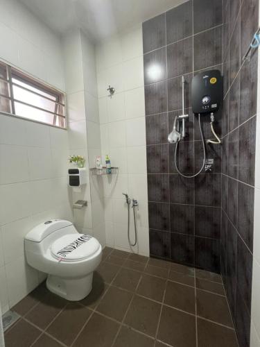 蕉赖Double storey and half 4r3b karaoke lami的一间带卫生间和淋浴的浴室