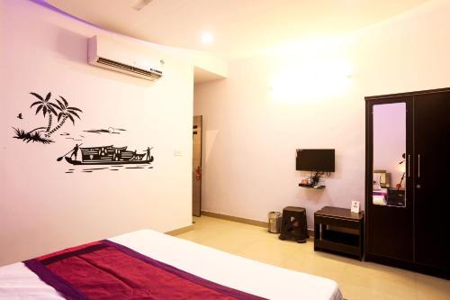 博帕尔OYO Hotel Plaza Inn的卧室配有一张床,墙上挂着棕榈树。