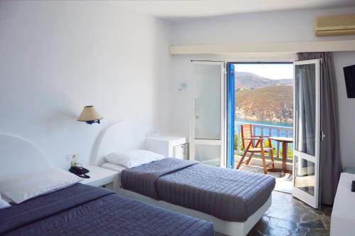 Kámbos帕特摩斯天堂酒店的酒店客房设有两张床和一个阳台。