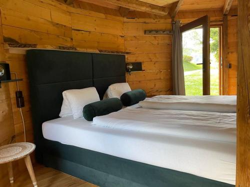 滨湖席弗灵EuroParcs Wörthersee的小木屋内一间卧室,配有两张床