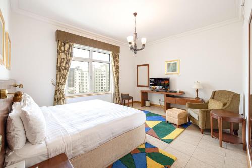 迪拜Royal Club By RVHR, Palm Jumeirah的酒店客房设有床和客厅。