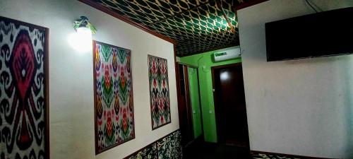 希瓦B&B, Khiva ,, Abdullah " in ichan Kala的走廊设有绿门和平面电视