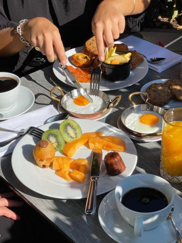 波尔多洲际波尔多格兰德酒店的一张桌子,上面放着早餐盘