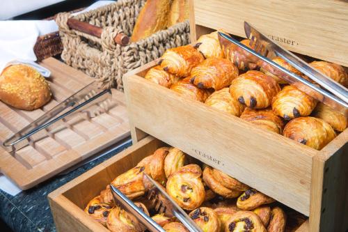 波尔多洲际波尔多格兰德酒店的两个装满不同面包的木箱