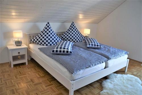 奥本海姆Ferienhaus Heck的一间卧室配有一张带蓝色和白色枕头的床