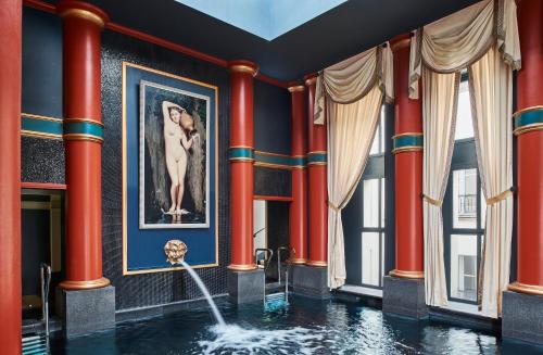 波尔多洲际波尔多格兰德酒店的红色柱子的房间的游泳池
