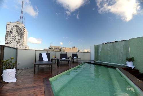 布宜诺斯艾利斯欧洲建筑精品酒店内部或周边的泳池