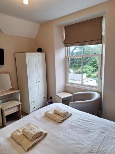 安布尔塞德费尔恩达尔旅馆的一间卧室配有一张床,上面有两条毛巾