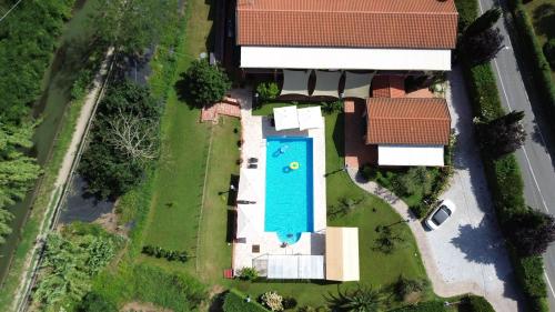 萨尔扎纳阿尔伯格拉鲁纳酒店的享有带游泳池的房屋的空中景致