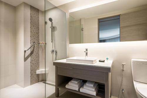 曼谷曼谷素坤逸凯悦嘉轩酒店 - SHA Extra Plus Certified的一间带水槽、卫生间和镜子的浴室