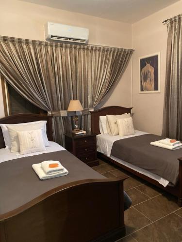 AlaminosOikos Selinolithos的酒店客房设有两张床和窗户。