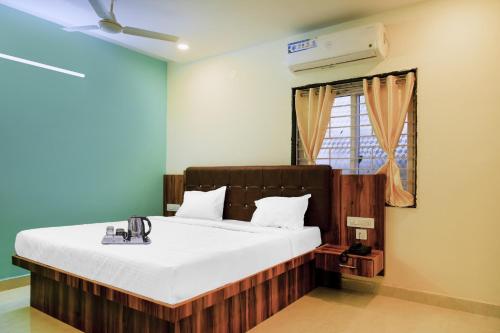 RaigīrCollection O 87127 City Residency Near Sri Lakshmi Narasimha Swamy Temple的一间卧室设有一张床和一个窗口
