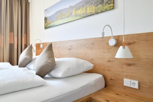 Zgornja Kungota维拉驰科旅馆的一间卧室配有两张带白色枕头的床