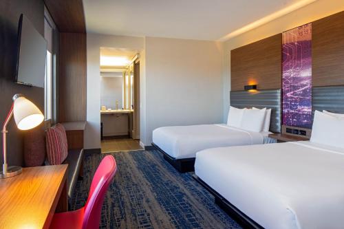 圣何塞Aloft Santa Clara - San Jose North的酒店客房配有两张床和一张书桌