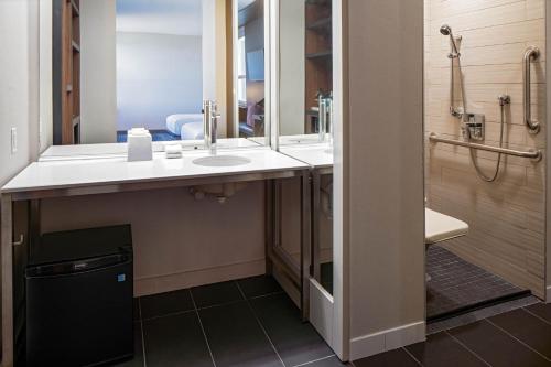 圣何塞Aloft Santa Clara - San Jose North的一间带水槽和镜子的浴室