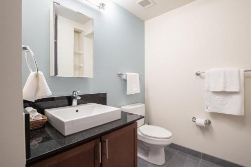 芝加哥Loop 1BR w Gym Pool nr Financial District CHI-232的白色的浴室设有水槽和卫生间。