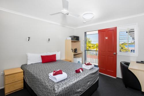 洛坎普顿城市漫步汽车旅馆的一间卧室配有一张带红色和白色毛巾的床