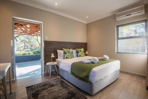 温特和克阿勒布什旅行酒店的一间卧室设有一张大床和一个窗户。