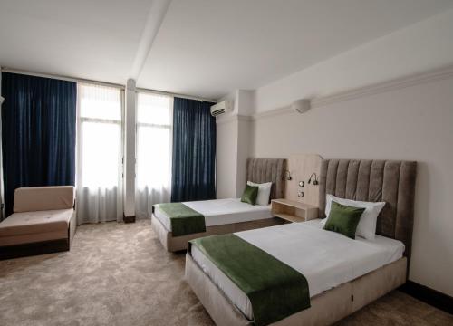 贝尔格莱德朱果斯拉维亚加尔尼酒店的酒店客房,配有两张床和椅子