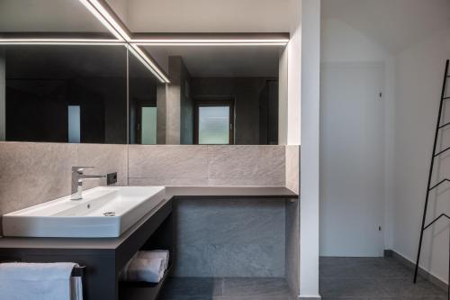 阿特湖畔施泰因巴赫Kaisigen43的一间带水槽和镜子的浴室