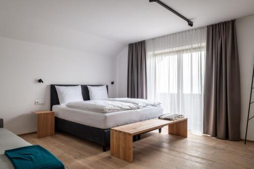 阿特湖畔施泰因巴赫Kaisigen43的一间卧室设有一张大床和一个窗户。