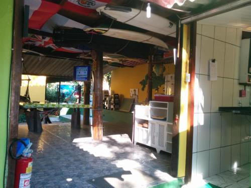阿布拉奥Bela Casa Quartos e Hostel Ilha Grande的餐厅走廊上设有天花板