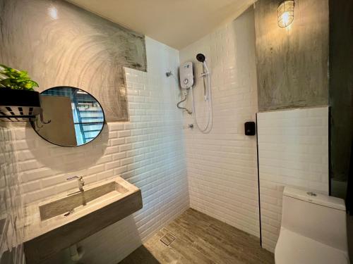 怡保DoSomething Guest House 2的带浴缸、镜子和盥洗盆的浴室
