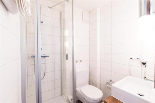 比尔City Hotel Biel Bienne Free Parking的带淋浴和卫生间的白色浴室