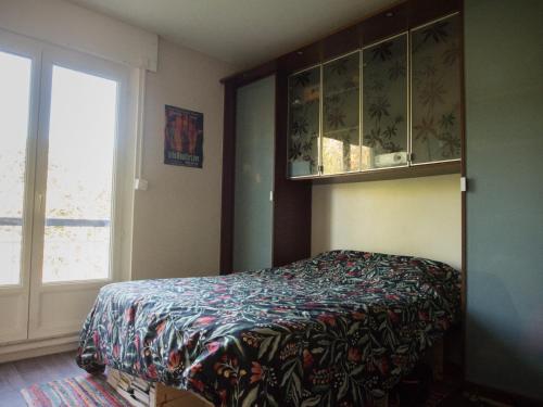 国玺Charming apartment in Sceaux, 7 min walk from RER B, direct Stade de France的一间卧室设有一张床和一个窗口