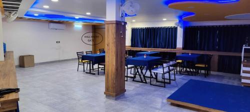 瓜廖尔OYO Sailors Galley的一间配备有蓝色桌椅的用餐室