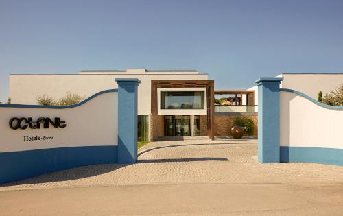 埃武拉Octant Evora的前面有两根蓝色柱子的建筑