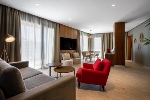 马拉喀什马拉喀什卡雷伊顿丽笙酒店的带沙发和红色椅子的客厅