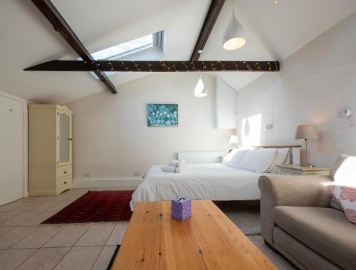 黑尔斯沃思Peaceful, country setting in Suffolk, near coast的白色卧室配有床和沙发