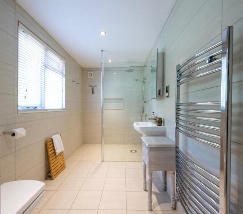 黑尔斯沃思Peaceful, country setting in Suffolk, near coast的一间带两个水槽和玻璃淋浴间的浴室